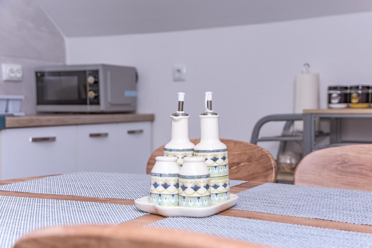 Apartmani Marijamagdalena Gračac Exteriör bild