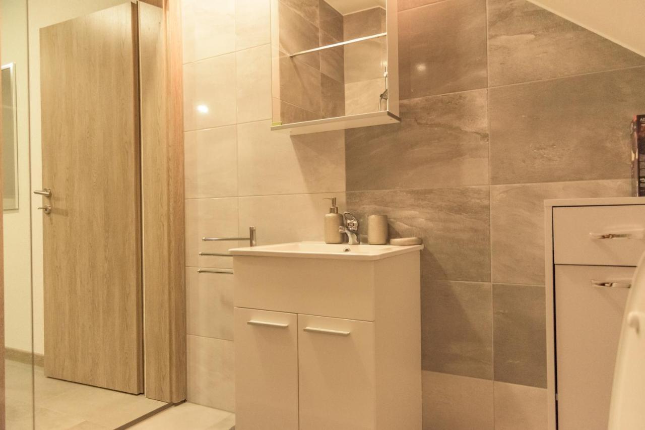 Apartmani Marijamagdalena Gračac Exteriör bild