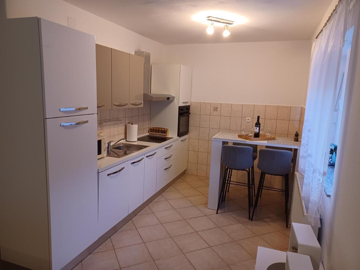 Apartmani Marijamagdalena Gračac Exteriör bild