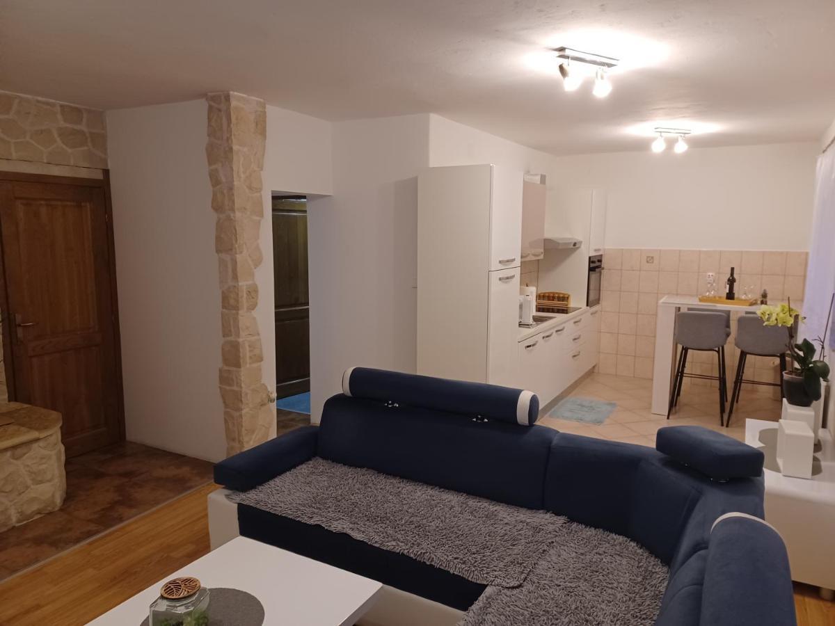Apartmani Marijamagdalena Gračac Exteriör bild