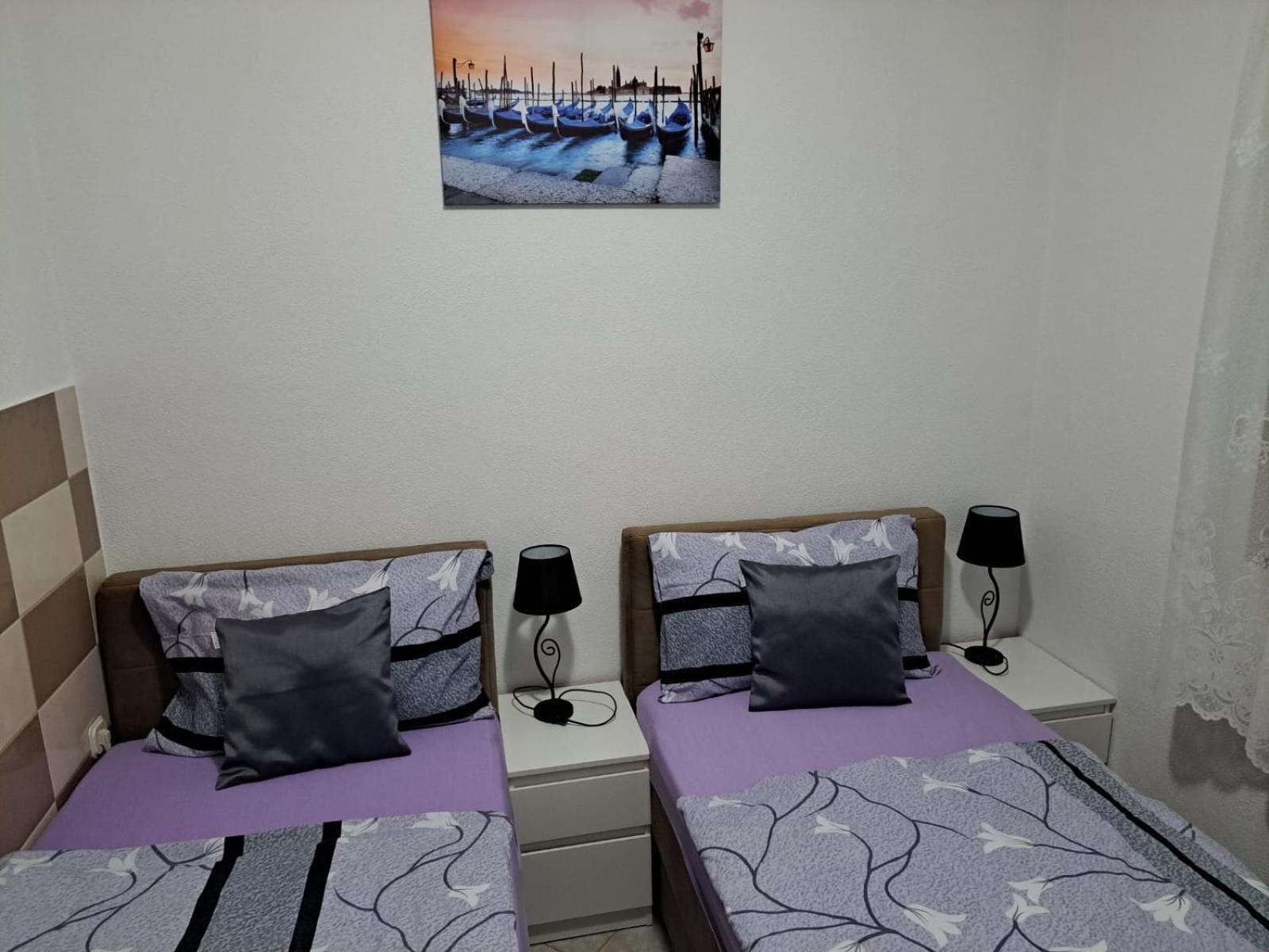 Apartmani Marijamagdalena Gračac Exteriör bild