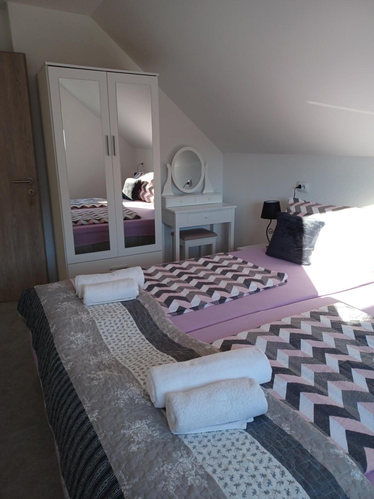 Apartmani Marijamagdalena Gračac Exteriör bild