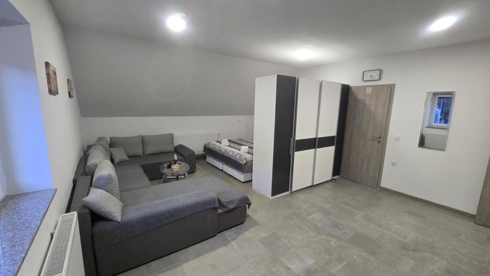 Apartmani Marijamagdalena Gračac Exteriör bild