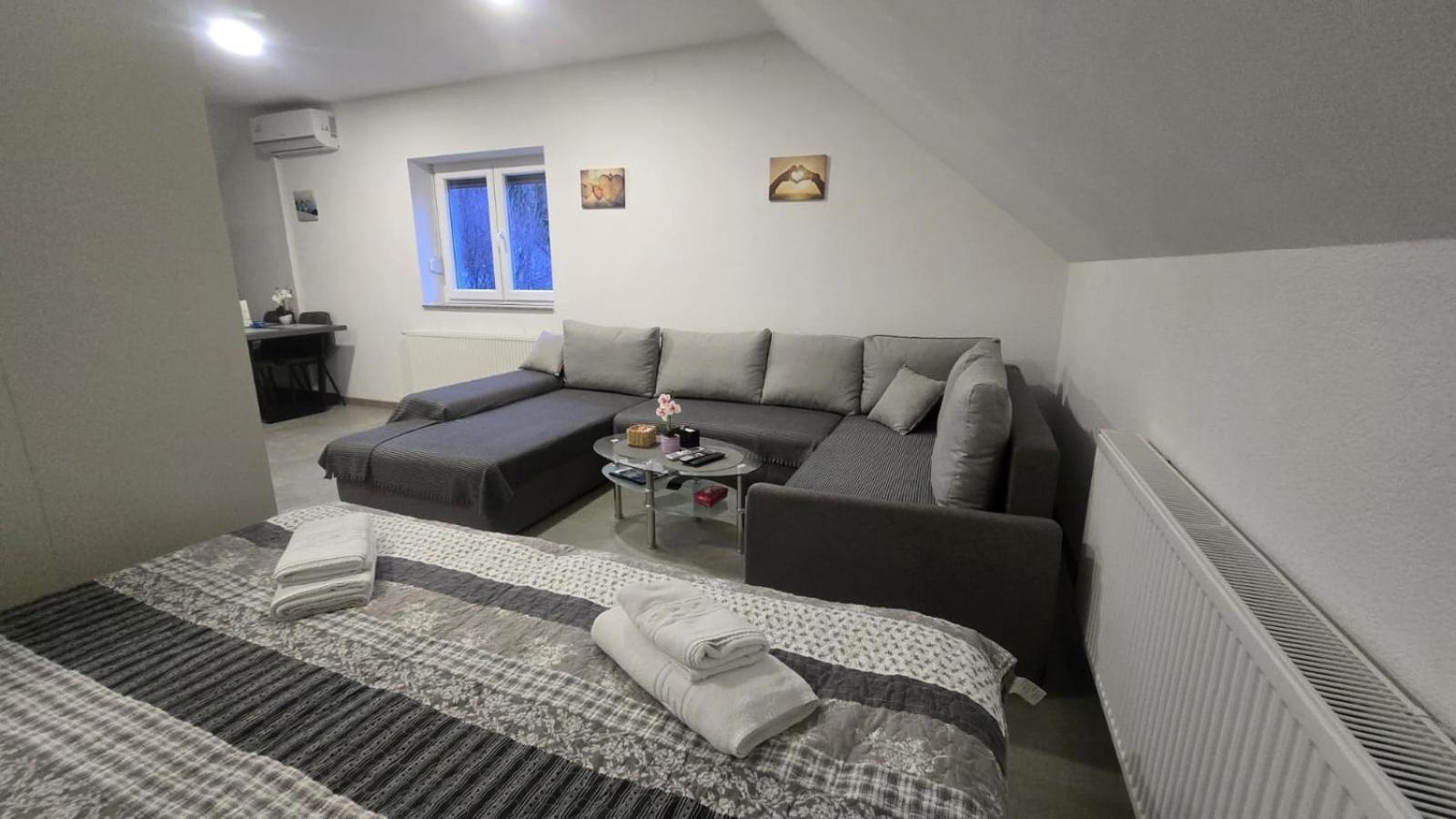 Apartmani Marijamagdalena Gračac Exteriör bild